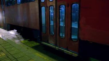 Sokakta tramvay sürüyorum. Akşam trafiği sıkışık