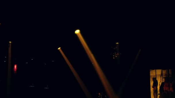 Εξοπλισμός Φωτισμού Συναυλιών Προβολείς Στο Νυχτερινό Κλαμπ Φώτα Κινούμενων Σταδίων — Αρχείο Βίντεο