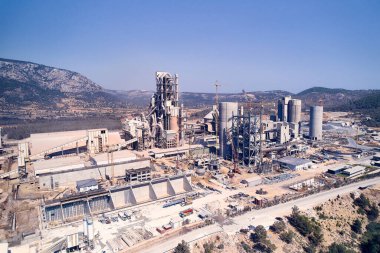 Çimento üretim tesisi yapıları. Büyük endüstriyel fabrikanın havadan görünüşü. 