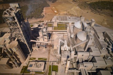 Çimento üretim tesisi yapıları. Büyük endüstriyel fabrikanın havadan görünüşü. 