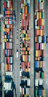 Yığılmış kargo konteynırları yukarıdan aşağıya doğru görünüyor. Lojistik terminalindeki konteynırlar. Kargo konteynırı açık hava deposu