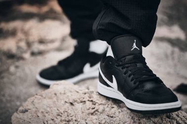 Ayakta Nike Air Jordan I Black White spor ayakkabıları illüstrasyon editörü