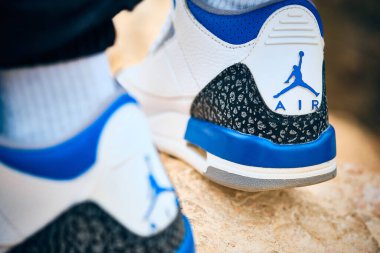 Nike Air 'in çeyreğinde Jumpman logosu var. Jordan III Racer Blue renkli spor ayakkabıları.