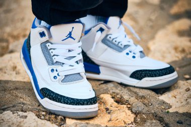 Nike Air Jordan III spor ayakkabıları Racer Blue Colorway 'de.