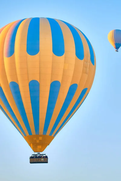 Repülő Hőlégballonok Ellen Fényes Kék — Stock Fotó