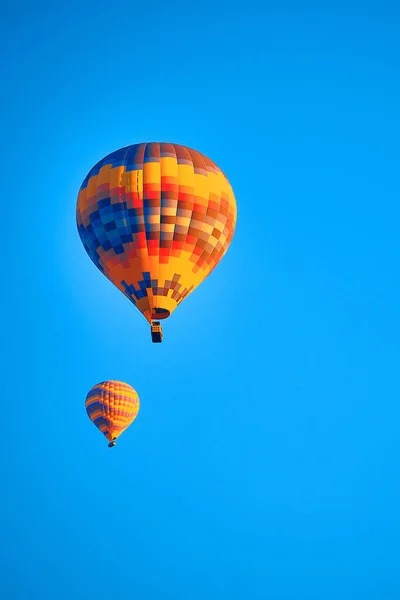 Летят Воздушные Шары Против Ярко Голубого Неба — стоковое фото