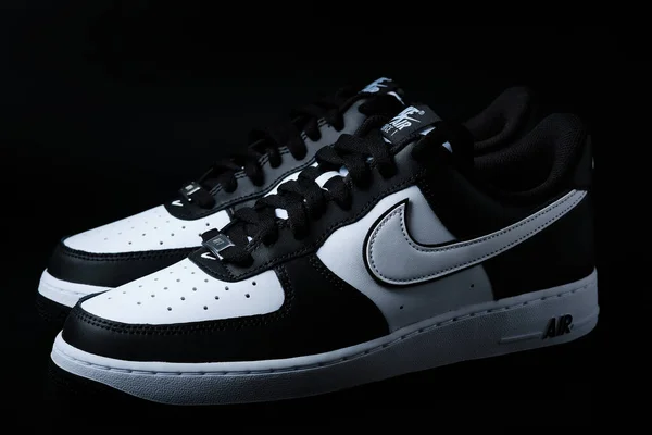 Ζεύγος Ασπρόμαυρων Nike Air Force One Low Sneakers Φόντο Μαύρο — Φωτογραφία Αρχείου