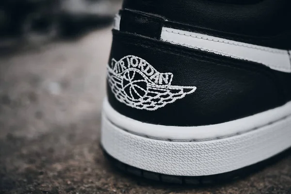 Nike Air Jordan上的翅膀标志I Black White Sneakers季度说明性社论 — 图库照片