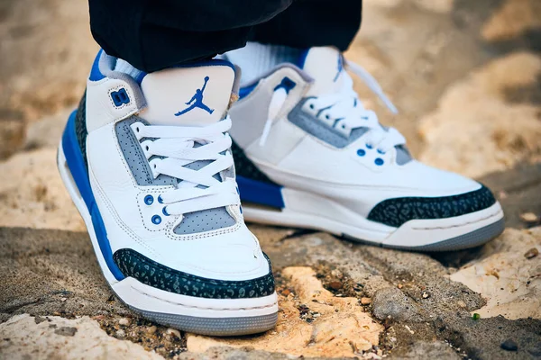 Auf Den Füßen Nike Air Jordan Iii Sneakers Racer Blue — Stockfoto