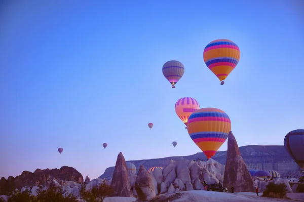Alacsony Látószögű Kilátás Hőlégballonok Felett Látványos Vulkanikus Táj Cappadocia Goreme — Stock Fotó