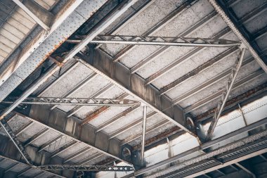 Dipteki kirişler, kirişler ve metal köprüler. Sürüklenmiş metal kiriş üst yapısı. Köprünün paslı metal yapıları