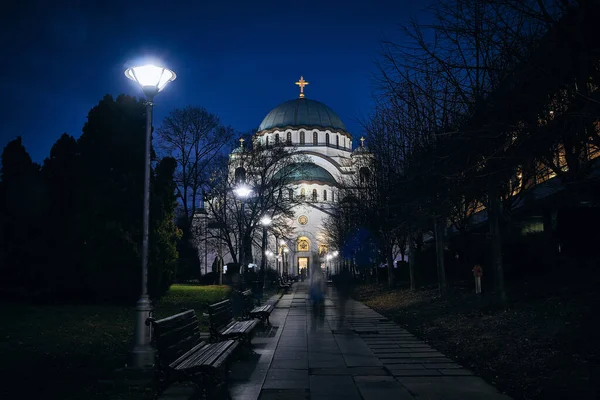 Akşamları Saint Sava Kilisesi 'ne giden bankların ve fenerlerin olduğu sokak manzarası. Belgrad, Sırbistan