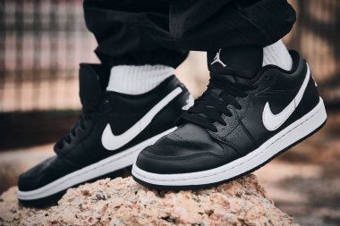 Ayakta Nike Air Jordan I Black White spor ayakkabıları illüstrasyon editörü