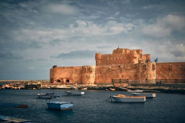 Qaitbay kalesinin önündeki limanda tekneler. Qaitbay Kalesi, İskenderiye, Mısır