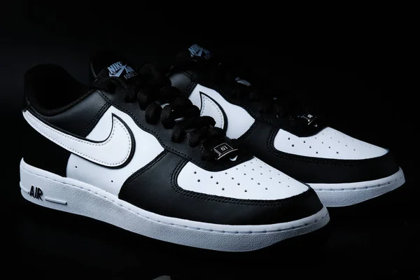 Ζεύγος Ασπρόμαυρων Nike Air Force One Low Sneakers Φόντο Μαύρο — Φωτογραφία Αρχείου