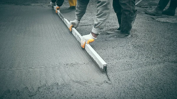 Gjutet Arbete Plats Med Hjälp Murslevar Arbetare Nivå Cement Murbruk — Stockfoto