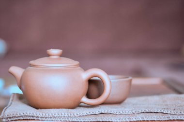 Çin kahverengi çaydanlığı ve fincanı. Geleneksel Çin çay seremonisi aletleri. Çay demleme ekipmanları
