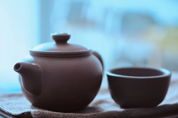 茶の湯の上には急須と急須と急須があります 中国伝統の中国茶道具 — ストック写真
