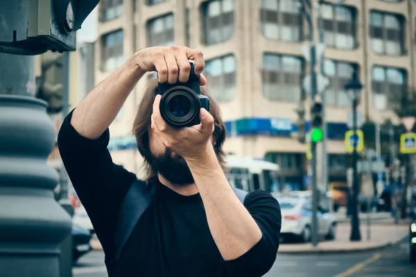 Kafkasyalı Genç Fotoğrafçının Portresi Arka Planda Bulanık Bir Şehre Karşı — Stok fotoğraf