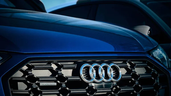 Κοντινό Πλάνο Του Λογότυπου Audi Μια Σχάρα Καλοριφέρ Ενδεικτικό Editorial — Φωτογραφία Αρχείου