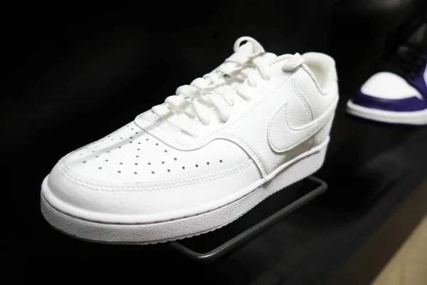Zapatillas Bajas Nike Court Visión Blancas Pantalla Tienda Minorista Mersin — Foto de Stock