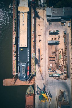 Kuru bir rıhtımda geminin yukarıdan aşağı görüntüsü. Bölük taşıyıcısının tamiri. Sanayi tersanesi