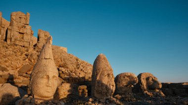 Adiyaman ilinin Nemrut Dağı 'nın doğu terasındaki heykeller. UNESCO Dünya Mirası Alanı