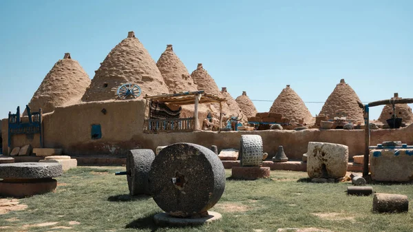 stock image Village of restored traditional mud brick made beehive houses. Harran, major ancient city in Upper Mesopotamia, nowadays is a district in Sanliurfa province, Turkiye