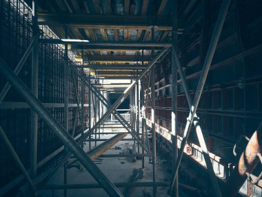 İnşaat alanındaki destek yapıları. Yerleştirilmiş beton işçiliği. İnşaat alanındaki biçim ve metal iskeleler.