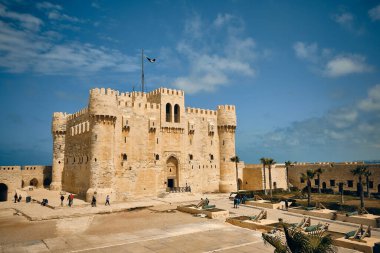 Qaitbay kalesinin ön avlusunda. Qaitbay Kalesi, İskenderiye, Mısır