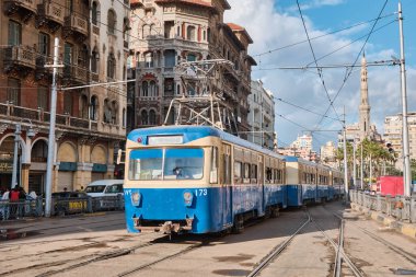 Tramvay hattında mavi tramvay sürüşü. İskenderiye, Mısır - Mart 2023