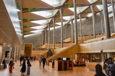 Mısır 'ın Akdeniz kıyısındaki büyük bir kütüphane ve kültür merkezi olan Bibliotheca Alexandrina' nın içi veya İskenderiye Kütüphanesi. İskenderiye, Mısır - Mart 2023