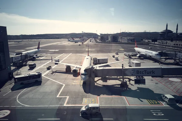 Aviones Vehículos Mantenimiento Jetways Turkish Airlines Aeródromo Del Gran Aeropuerto — Foto de Stock