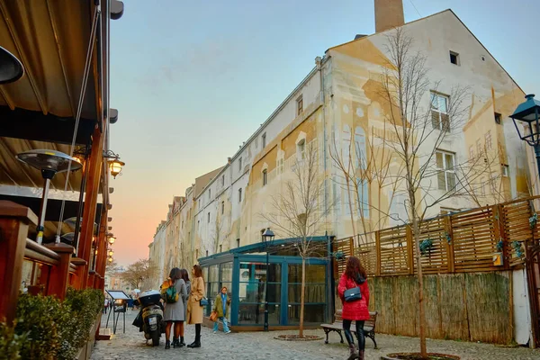 在Skadarlija区Skadarska街上散步的人 塞尔维亚贝尔格莱德 2023年2月 — 图库照片