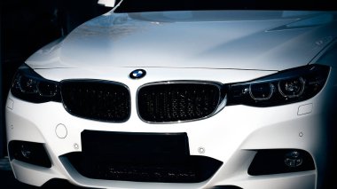 Beyaz BMW 3 serisi sedan illüstrasyon editörünün ön görüntüsü