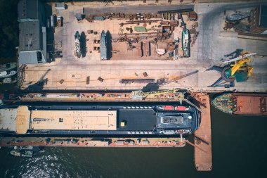 Nakliye gemisi kargo limanında. Bir kuru havuzda bakım yapılan mavnanın yukarıdan aşağı görüntüsü