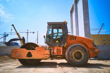 Toprak sıkıştırıcı. İnşaat alanında yol silindiri..