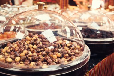 Fındık çekirdekleri ve diğer fındıklar tezgahta.. 