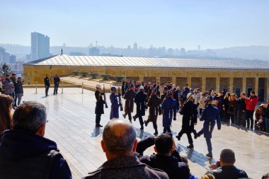Atatürk mozolesine doğru yürüyen onur kıtası askerleri. Anitkabir 'de onur kıtası. Ankara, Türkiye - Şubat 2023