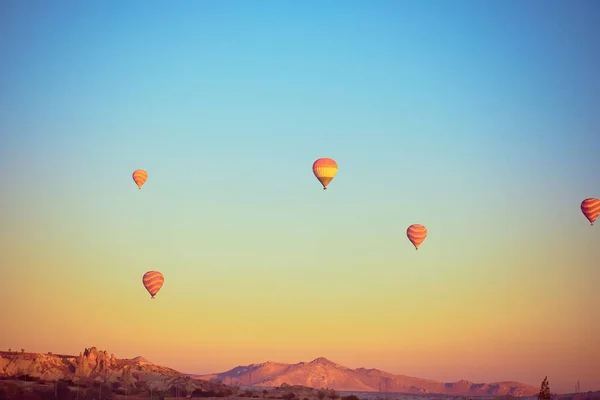 Drón Szempontból Hőlégballonok Felett Látványos Vulkanikus Táj Cappadocia Goreme Nemzeti — Stock Fotó