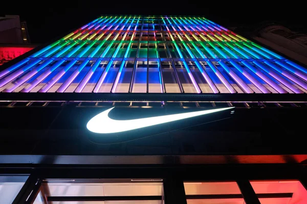 Fachada Nike Store Iluminada Coloridamente Debido Mes Del Orgullo Estambul —  Fotos de Stock