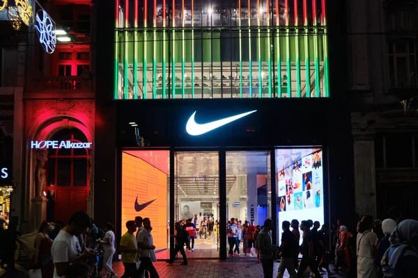 Fasáda Nike Store Barevně Osvětlená Díky Měsíci Pýchy Istanbul Turecko — Stock fotografie