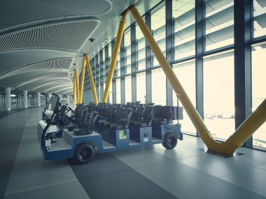 Havaalanı terminalinin içine park etmiş elektrikli araçlar. Böcek havaalanında. Yolcu ve bagaj teslimatı. İstanbul Büyük Havalimanı, Türkiye