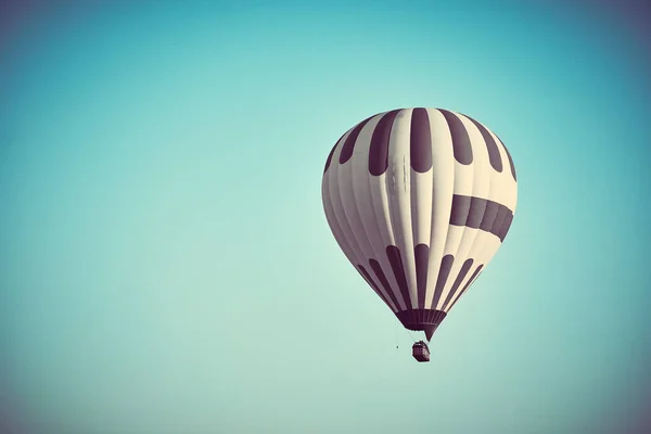 Heißluftballon Fliegt Gegen Strahlend Blauen Himmel — Stockfoto
