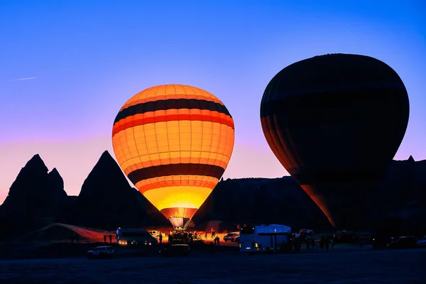 Színes Hőlégballonok Napkelte Cappadociában Fényes Színes Ballonok Emelkednek Fel Napkeltekor — Stock Fotó