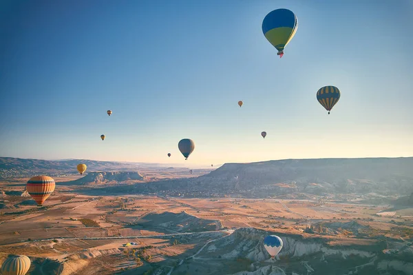 Sok Hőlégballon Van Tündér Kémények Felett Sziklaképződmények Légi Felvétel Cappadociáról — Stock Fotó