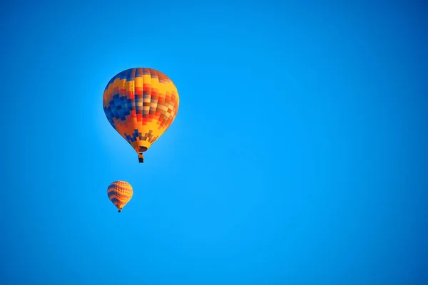 Parlak Mavi Gökyüzüne Karşı Uçan Sıcak Hava Balonları — Stok fotoğraf