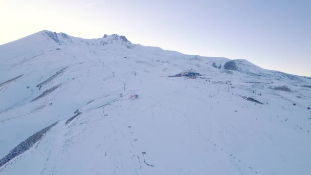 Kış Karı Dağ Manzarasını Kapladı Dağ Yamacının Havadan Görünüşü — Stok video