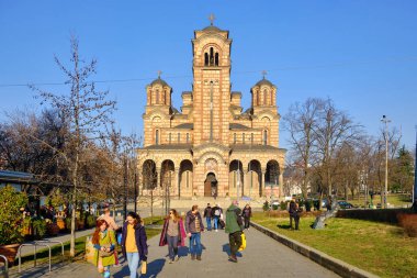 St. Mark Kilisesi 'nin önünde yürüyen insanlar. Belgrad, Sırbistan - Şubat 2023