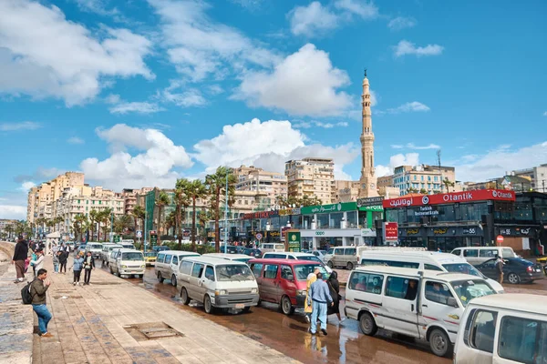 항구를 달리는 산책로인 Corniche 다닌다 알렉산드리아 이집트 2023 — 스톡 사진
